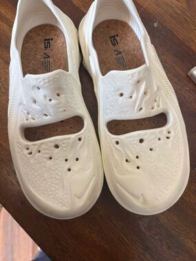 Nike White Slip-On Lightweight Athletic Water Shoes